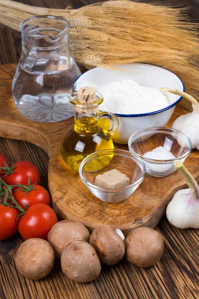 Fresh Ingredients Traditional Pizza Dough Topping Tomatoes Mushrooms Garlic Board — Stock Photo, Image