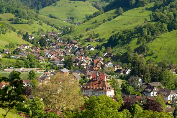 Маленькая деревня Muenstertal в Шварцвальде — стоковое фото