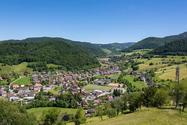 Het kleine dorpje Muenstertal in het Zwarte Woud — Stockfoto