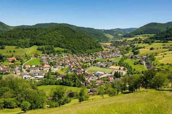 Het kleine dorpje Muenstertal in het Zwarte Woud — Stockfoto