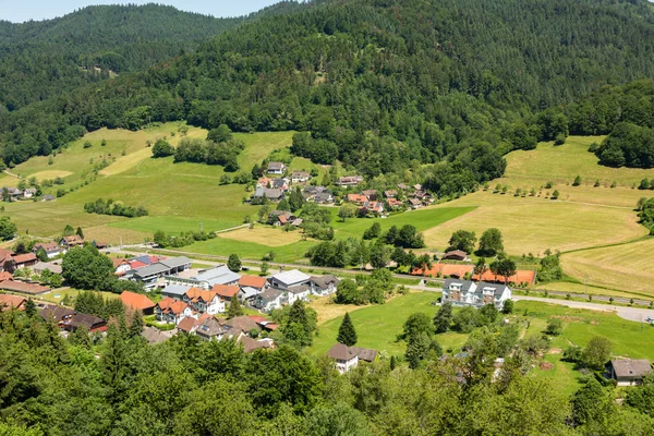 Het kleine dorpje Muenstertal in het Zwarte Woud — Stockfoto