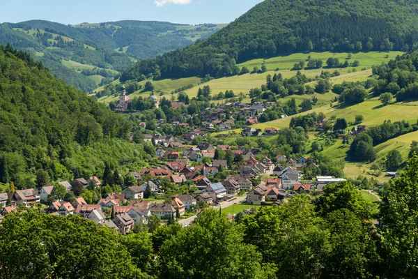 Het kleine dorpje Muenstertal in het Zwarte Woud — Stockfoto