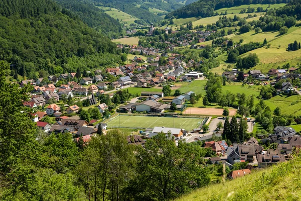 Het kleine dorpje Muenstertal in het Zwarte Woud — Stockfoto