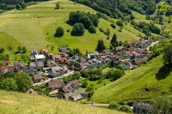 Маленькая деревня Muenstertal в Шварцвальде — стоковое фото