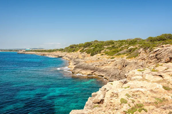 Skalnaté pobřeží Punta de Amer na ostrově Mallorca — Stock fotografie