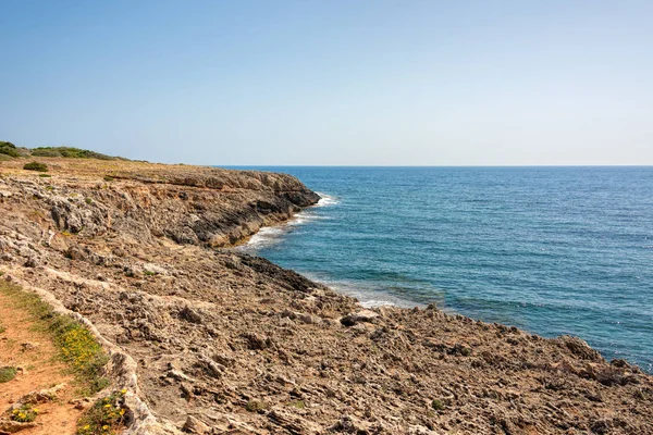 Den klippiga kusten av Punta de Amer på ön Mallorca — Stockfoto