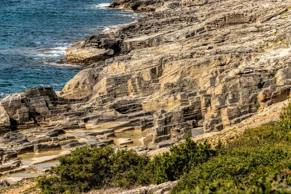 Den klippiga kusten av Punta de Amer på ön Mallorca — Stockfoto