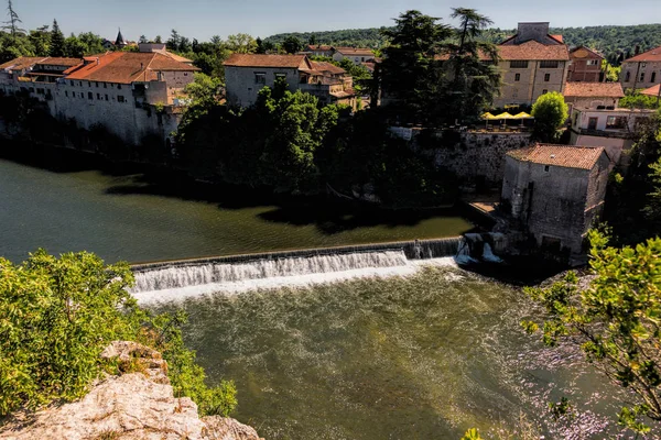 Weir κοντά στο χωριό Ruoms στην περιοχή Ardeche — Φωτογραφία Αρχείου