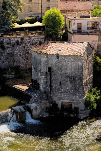 Weir bij het dorp Ruoms in de Ardeche — Stockfoto