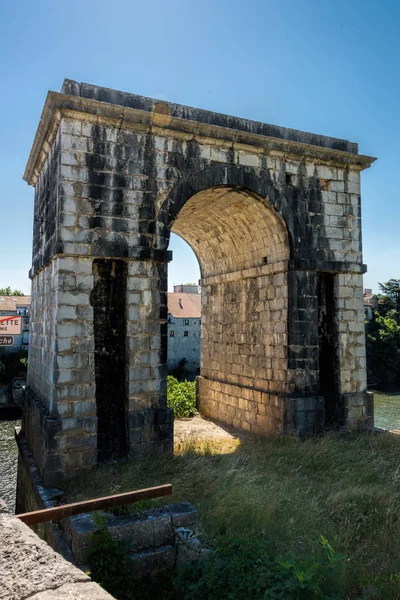 Oude boog van een brug in RUOMS in de Ardèche — Stockfoto