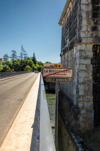 Signo de nombre del lugar en el puente por Ruoms — Foto de Stock