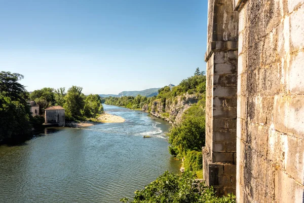 Uitzicht op de rivier de Ardeche bij Ruoms in Frankrijk — Stockfoto