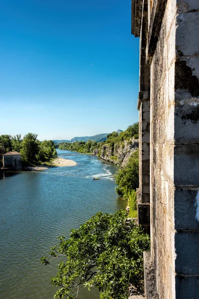 Uitzicht op de rivier de Ardeche bij Ruoms in Frankrijk — Stockfoto
