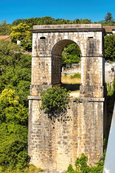 Antiguo arco de un puente en Ruoms en el Ardeche — Foto de Stock