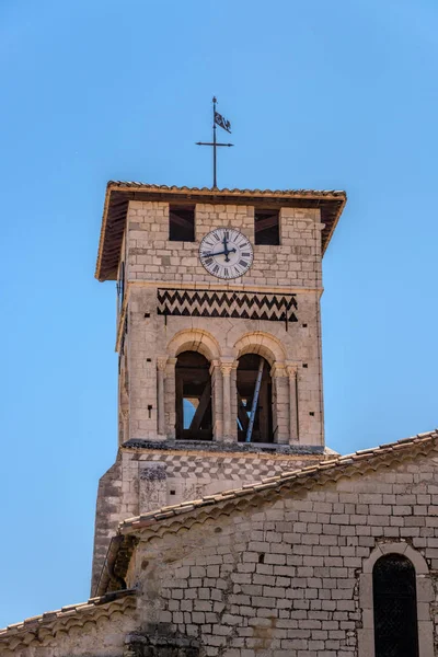 Die alte Kirche Saint-pierre-aux-liens von ruoms — Stockfoto