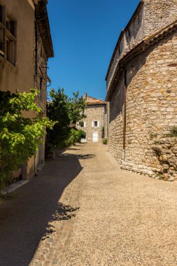 Ruoms köyünde küçük bir ara sokak.