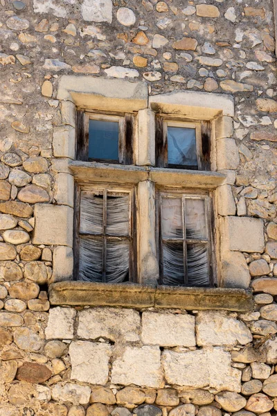 Ruoms'da çok eski bir evde kırık pencere — Stok fotoğraf
