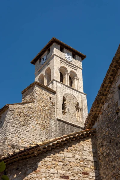 La antigua iglesia Saint-Pierre-aux-liens de Ruoms — Foto de Stock