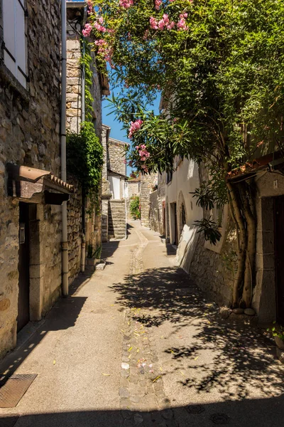 Un pequeño callejón en el pueblo de Ruoms —  Fotos de Stock