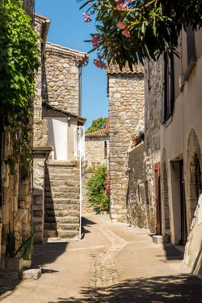 Un pequeño callejón en el pueblo de Ruoms —  Fotos de Stock