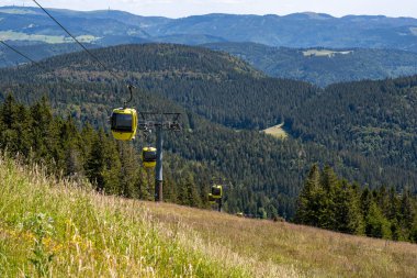 Freiburg yakınlarındaki Dağ 'dan (Belchen) güzel bir manzara Kara Orman manzarası ve Belchenbahn (Belchenbahn) yolu.