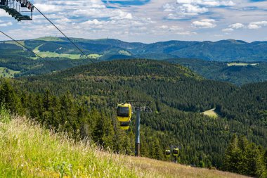 Freiburg yakınlarındaki Dağ 'dan (Belchen) güzel bir manzara Kara Orman manzarası ve Belchenbahn (Belchenbahn) yolu.