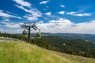 Freiburg yakınlarındaki Dağ 'dan (Belchen) güzel bir manzara Kara Orman manzarası ve Belchenbahn (Belchenbahn) yolu.
