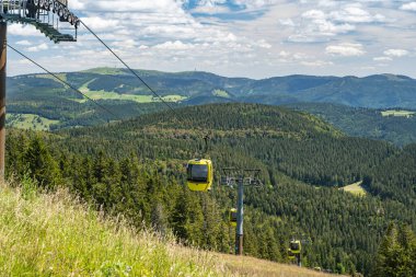 Freiburg yakınlarındaki Dağ 'dan (Belchen) güzel bir manzara Kara Orman manzarası ve Belchenbahn (Belchenbahn) yolu.