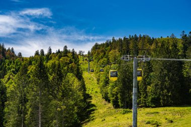 Freiburg yakınlarındaki Dağ 'dan (Belchen) güzel bir manzara Kara Orman manzarası ve Belchenbahn (Belchenbahn) yolu.