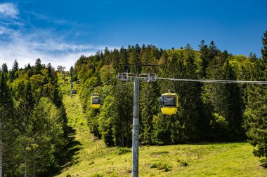 Freiburg yakınlarındaki Dağ 'dan (Belchen) güzel bir manzara Kara Orman manzarası ve Belchenbahn (Belchenbahn) yolu.