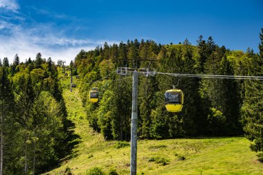 Freiburg yakınlarındaki Dağ 'dan (Belchen) güzel bir manzara Kara Orman manzarası ve Belchenbahn (Belchenbahn) yolu.