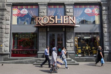 Merkez Kiev, Ukrayna RoHS şekerlemeler Corporation deposunda yakınındaki insanlar geçer. 16 Mayıs 2018.