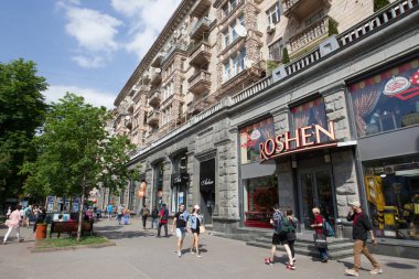 Merkez Kiev, Ukrayna RoHS şekerlemeler Corporation deposunda yakınındaki insanlar geçer. 16 Mayıs 2018.