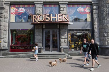 Merkez Kiev, Ukrayna RoHS şekerlemeler Corporation deposunda yakınındaki insanlar geçer. 16 Mayıs 2018.