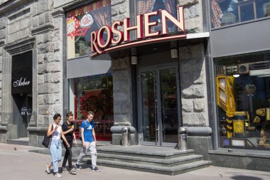 Merkez Kiev, Ukrayna RoHS şekerlemeler Corporation deposunda yakınındaki insanlar geçer. 16 Mayıs 2018.