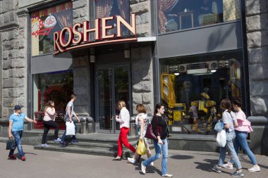 Merkez Kiev, Ukrayna RoHS şekerlemeler Corporation deposunda yakınındaki insanlar geçer. 16 Mayıs 2018.