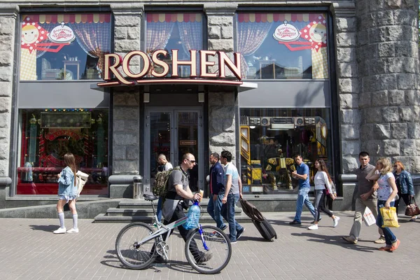 Merkez Kiev, Ukrayna RoHS şekerlemeler Corporation deposunda yakınındaki insanlar geçer. 16 Mayıs 2018.