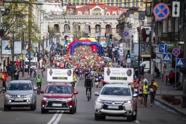 Uluslararası merkezi Kiev, Ukrayna 25 km uzaklıkta profesyoneller için Yarı maraton. 9 Nisan 2017.