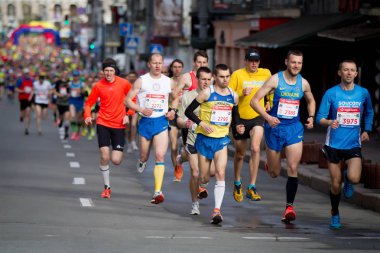 Uluslararası merkezi Kiev, Ukrayna 25 km uzaklıkta profesyoneller için Yarı maraton. 9 Nisan 2017.