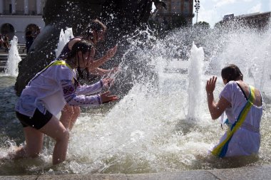 Kiev, Ukrayna Bağımsızlık Meydanı okulun son son kutlarken gençlerin çeşme yıkayın. 27 Mayıs 2016.