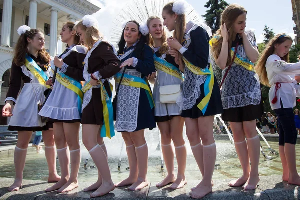 Kiev Ukrayna Bağımsızlık Meydanı Okulun Son Son Kutlarken Gençlerin Çeşme — Stok fotoğraf
