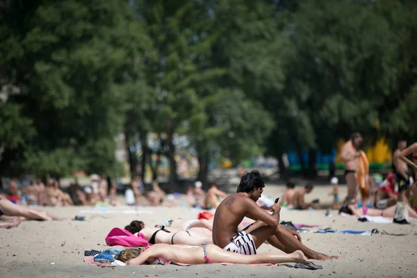 Gente Está Tomando Sol Playa Kiev Ucrania Julio 2015 — Foto de Stock