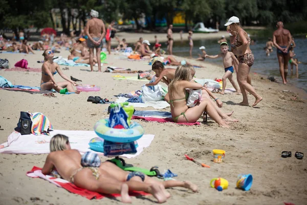 Gente Está Tomando Sol Playa Kiev Ucrania Julio 2015 — Foto de Stock