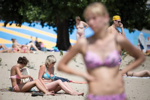 Gente Está Tomando Sol Playa Kiev Ucrania Julio 2015 — Foto de Stock