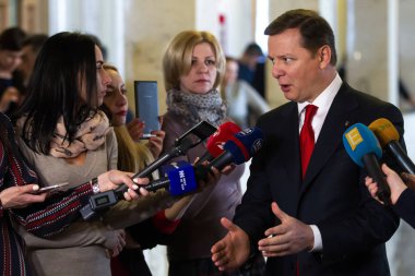 Ukraynalı parlamenter oluşturan Liashko Kiev, Ukrayna Verkhovna Rada aralarında gazeteciler ile iletişim kurar. 12 Nisan 2017.