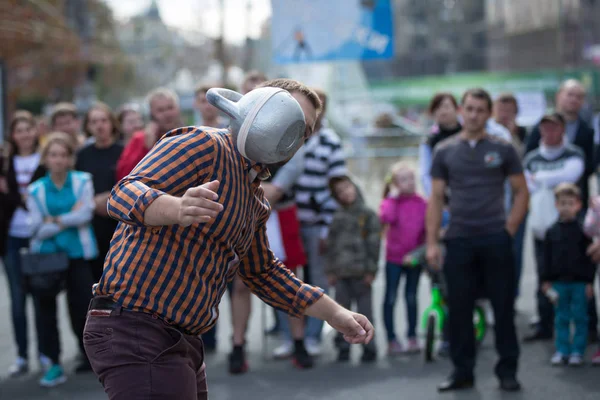 Bir adam, Kiev, Ukrayna Khreschatyk Caddesi üzerinde fiziksel kültür ve spor gün boyunca kettlebells egzersiziyle gösterir. 12 Eylül 2015.