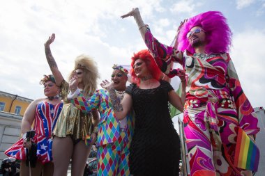 İnsanlar eşitlik Mart, Kiev, Ukrayna Lgbt topluluğu tarafından düzenlenen katılmak. 18 Haziran 2017.