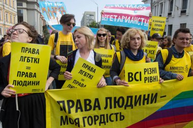 İnsanlar eşitlik Mart, Kiev, Ukrayna Lgbt topluluğu tarafından düzenlenen katılmak. 18 Haziran 2017.