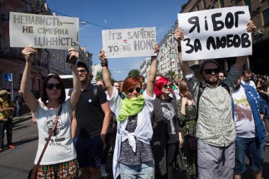 İnsanlar eşitlik Mart, Kiev, Ukrayna Lgbt topluluğu tarafından düzenlenen katılmak. 18 Haziran 2017.