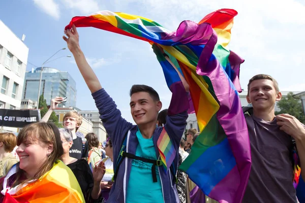 İnsanlar eşitlik Mart, Kiev, Ukrayna Lgbt topluluğu tarafından düzenlenen katılmak. 18 Haziran 2017.